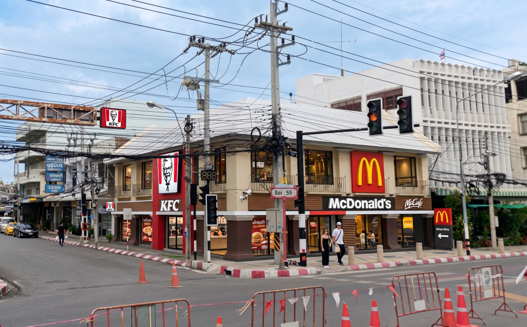 ตึกให้เช่า หัวหิน 4 ห้อง 18x18 เมตร กลางสี่แยก ติดถนนใหญ่