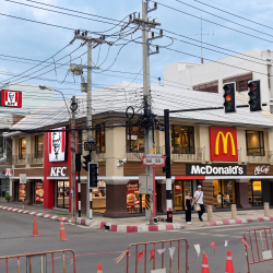 ตึกให้เช่า หัวหิน 4 ห้อง 18x18 เมตร กลางสี่แยก ติดถนนใหญ่