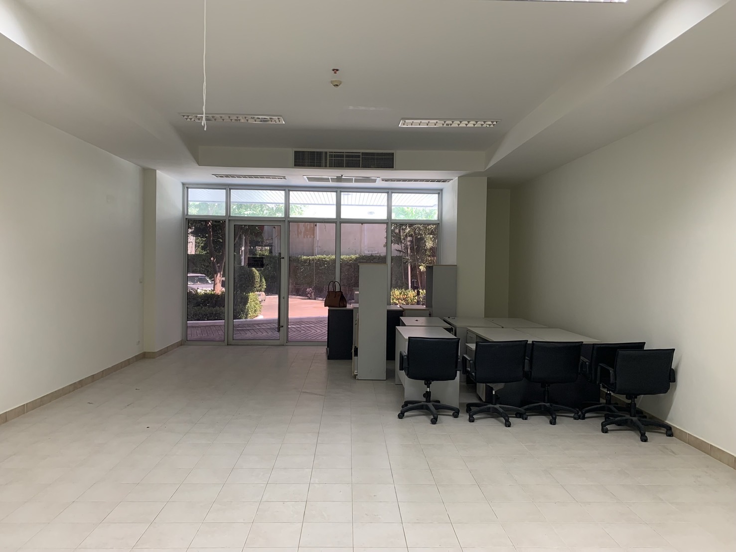 ด่วน! ขายและให้เช่าพื้นที่สำนักงาน (Office Centric) ทำเลทอง สุขุมวิท 64 ชั้น 1 เดินทางสะดวก เหมาะสำหรับขยายธุรกิจ
เปิดโอกาสให้ธุรกิจคุณเติบโตในทำเลศักยภาพ! ขายและปล่อยเช่าพื้นที่ออฟฟิศทำเลเยี่ยม ซอยสุขุมวิท 64 ชั้น 1 เข้า-ออกง่าย สะดวกสบายต่อการรับรองลูกค้า เหมาะสำหรับทำโฮมออฟฟิศ คลินิก สตูดิโอ โชว์รูม หรือธุรกิจ SME
รายละเอียดพื้นที่ (ต่อ 1 ห้อง)
พื้นที่ใช้สอย: 69.44 ตารางเมตร
ชั้น: 1 (สะดวกมาก ไม่ต้องรอลิฟต์ ขนของหรือติดต่อธุรกิจได้ง่าย)
ราคาขาย: เพียง 3.9 ล้านบาท
ราคาเช่า: 28,000 บาท / เดือน
ไฮไลท์พิเศษ: ปัจจุบันมี 2 ห้อง (ขนาด, ราคาขาย และราคาเช่า เท่ากันทั้ง 2 ห้อง) คุณสามารถเลือกซื้อ/เช่าเพียง 1 ห้อง หรือเลือกทั้ง 2 ห้องเพื่อตีทะลุกัน ขยายเป็นออฟฟิศขนาดใหญ่เกือบ 140 ตร.ม. ได้อย่างลงตัว!
สถานที่ใกล้เคียง (เดินทางสะดวก ตอบโจทย์ทั้งพนักงานและลูกค้า)
BTS ปุณณวิถี และ BTS อุดมสุข: เดินทางด้วยรถไฟฟ้าได้ง่ายดาย
True Digital Park: ศูนย์รวม Tech Startup, ออฟฟิศ, ร้านอาหาร และแหล่งไลฟ์สไตล์ขนาดใหญ่
จุดขึ้น-ลงทางด่วน สุขุมวิท 62: ขับรถเข้า-ออกเมือง หรือเดินทางไปสนามบินสุวรรณภูมิได้รวดเร็ว
โรงเรียนนานาชาติแองโกลสิงคโปร์ (Anglo Singapore International School): ตั้งอยู่บริเวณปากซอยสุขุมวิท 64
ศูนย์นิทรรศการและการประชุมไบเทค (BITEC) และ เซ็นทรัล บางนา
พื้นที่ชั้น 1 ทำเลสุขุมวิทตอนปลายในราคานี้ คุ้มค่าทั้งการซื้อเพื่อประกอบธุรกิจเอง ลงทุนปล่อยเช่า หรือเช่าเพื่อเริ่มต้นธุรกิจ!